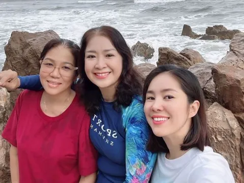 Lê Phương về quê thăm mẹ chồng