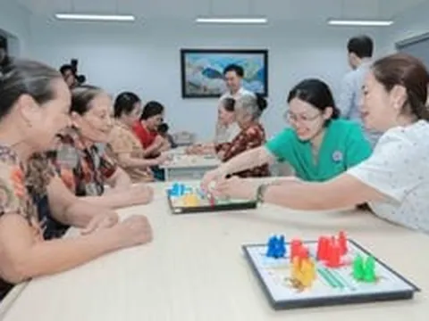 Sáng đo huyết áp, chiều tập yoga, người già Hà Nội sống vui ở 'ngôi nhà thứ hai'