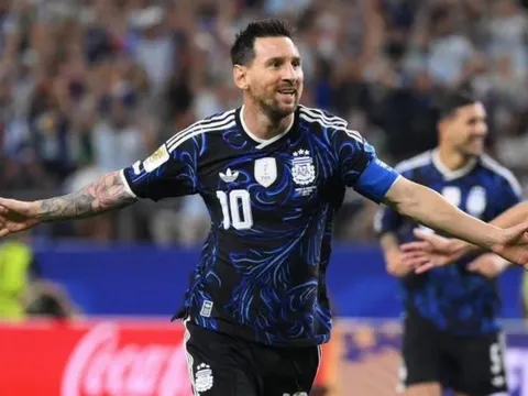Sự thật vụ Argentina đòi mặc áo sân khách trước Anh