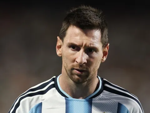 Carragher lặp sai lầm của Van Gaal với Messi