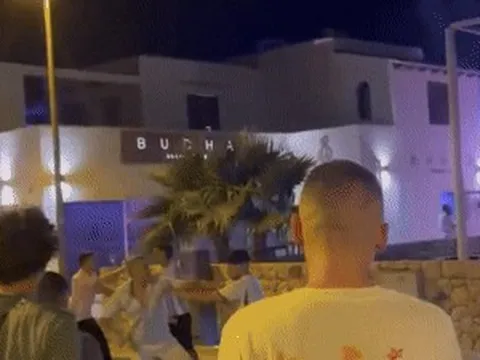 Nhóm fan Argentina vây đánh CĐV Anh