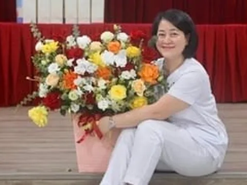 Khen thưởng nữ điều dưỡng cứu người giữa quán cà phê ở Hà Nội