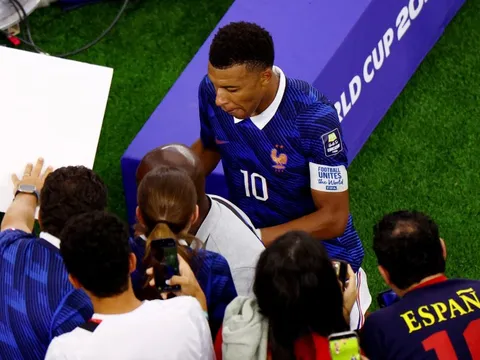 Mbappe bỏ vào đường hầm sau khi thua Tây Ban Nha