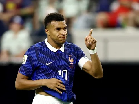 Mùa trắng tay của Mbappe