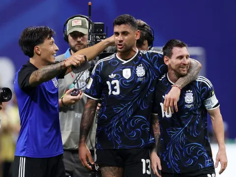 Messi là 'phù thủy bóng đá', nhưng Argentina vẫn gây tranh cãi