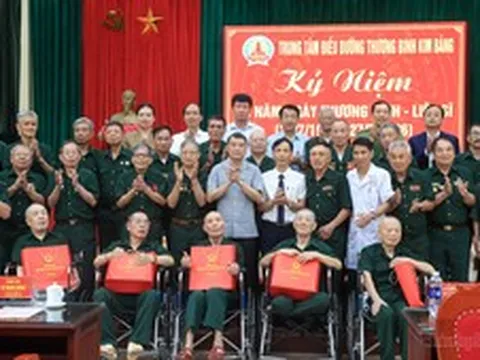 Thủ tướng Lê Minh Hưng thăm, tặng quà các thương binh, bệnh binh tại Ninh Bình