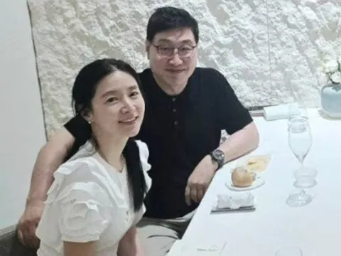 'Nàng Dae Gang Geum' Lee Young Ae trẻ đẹp bên ông xã U80