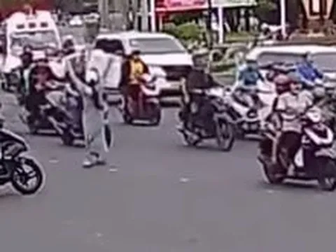 Khoảnh khắc gây sốt mạng: Kíp 115 dừng xe giữa đường cứu bé trai bất tỉnh