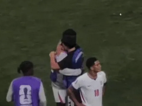 Martinez ôm Mainoo sau trận