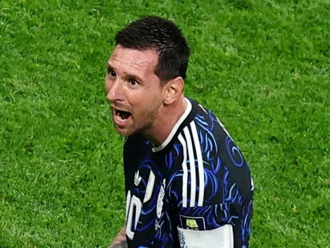 Messi lười viết status