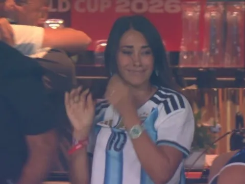 Vợ Messi bật khóc