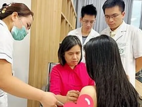 Nữ Việt kiều về Việt Nam 'cứu' vòng một sau ca nâng ngực không như ý