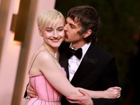 Julia Garner và chồng ca sĩ Mark Foster ly thân sau hơn 6 năm chung sống