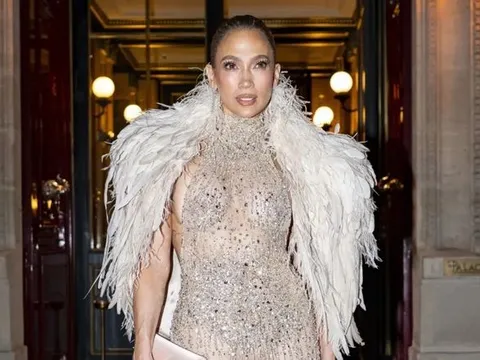 Jennifer Lopez mở tiệc sinh nhật xa hoa tại Paris: Thay 3 bộ trang phục, đeo hơn 500 carat kim cương gây choáng