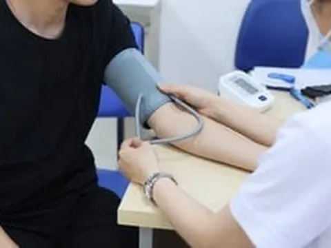 29 tuổi nhập viện vì huyết áp 190: Thức khuya, cà phê và ăn mặn tích tụ thành bệnh