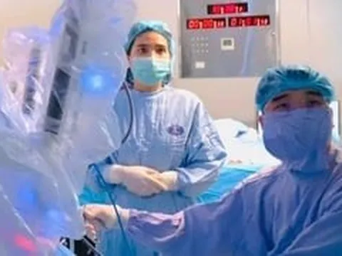 Phòng mổ hóa 'giảng đường' trong ca mổ robot cho cô gái 33 tuổi bị ung thư
