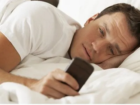 Lướt điện thoại ngay khi ngủ dậy buổi sáng: Những hậu quả nghiêm trọng nhiều người chưa biết