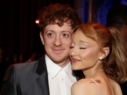 Ethan Slater biết Ariana Grande tái hợp tình cũ Ricky Alvarez qua bạn bè?