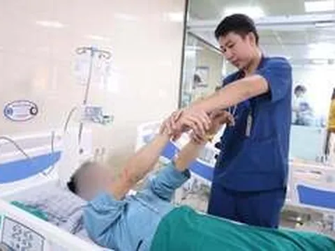 Đau đầu tự mua thuốc uống, người đàn ông nhập viện vì xuất huyết não