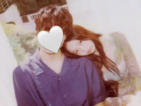 Jennie (BLACKPINK) tung ảnh tựa vai tình tứ với trai lạ, netizen được phen xôn xao bàn tán