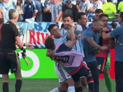 Cầu thủ Argentina khơi mào màn ẩu đả xấu xí