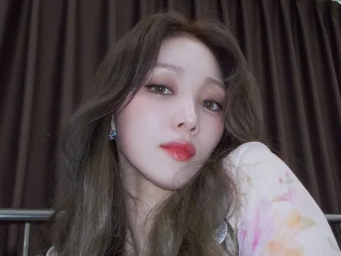 Lee Sung Kyung bộc lộ tình cảm đặc biệt với BTS sau sân khấu chung kết World Cup