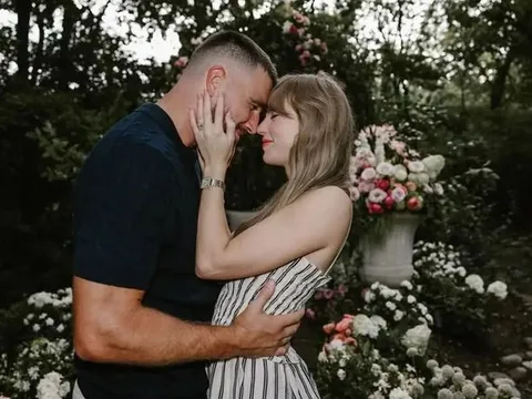 Khách mời ngỡ ngàng với nam diễn viên làm chủ hôn đám cưới Taylor Swift