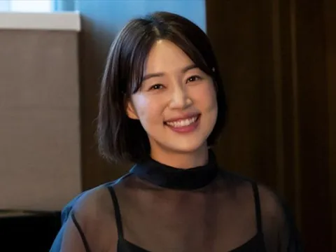 Nữ diễn viên Han Ji Hye khoe cơ bụng săn chắc