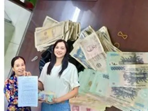 Phát hiện bọc màu đen chứa loạt tờ tiền có mệnh giá từ 1.000 - 500.000 đồng, nữ giáo viên Nguyễn Kiều Oanh lập tức trình báo công an