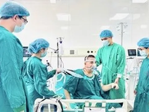 'Vợ khỏe không?' - Dòng chữ sau ca ghép phổi 8 giờ khiến vợ bật khóc