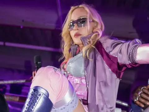 Madonna gây choáng với bộ trang phục đính hàng nghìn viên pha lê tại sân khấu World Cup 2026