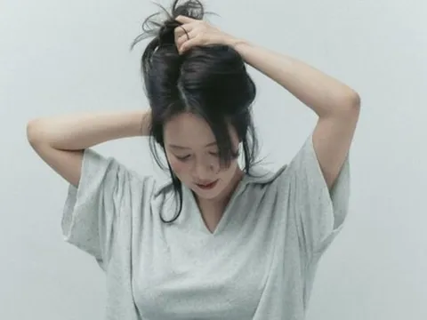 Song Ji Hyo gây sốt với bộ ảnh mới, U50 vẫn trẻ trung nhờ phong cách táo bạo