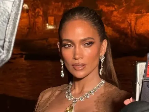 Jennifer Lopez gây chú ý với khoảnh khắc trước thềm sinh nhật tuổi 57