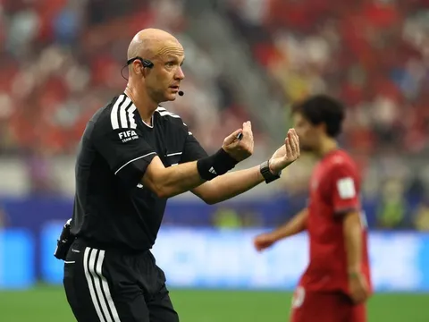 Trọng tài Anthony Taylor giải nghệ