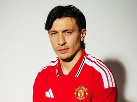CĐV MU đòi bán Lisandro Martinez