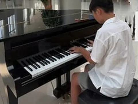 Cậu bé lớp 7 đi gần 30km đến bệnh viện đánh đàn cho bệnh nhân nghe