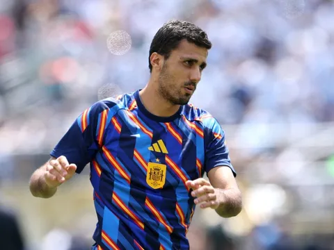 'Cú bẻ lái' của Perez đưa Rodri tới Real