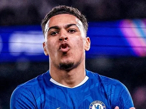 'Cơn điên' mua sắm của Premier League