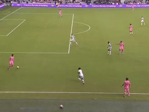 Đồng đội mới chào đón Casemiro bằng bàn phản lưới khó tin