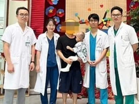 Bác sĩ Bạch Mai lấy da đầu cứu đôi chân bé trai bị rắn hổ mang cắn