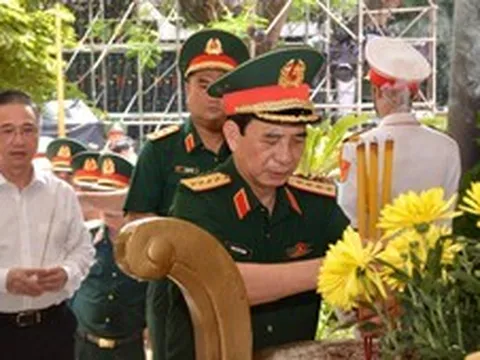 Đại tướng Phan Văn Giang dâng hương tưởng niệm các Anh hùng liệt sĩ tại Công viên Lê Thị Riêng