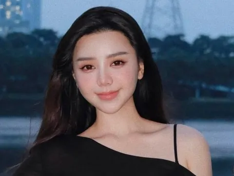 Quỳnh Kool diện áo trễ vai khoe thần sắc rạng ngời