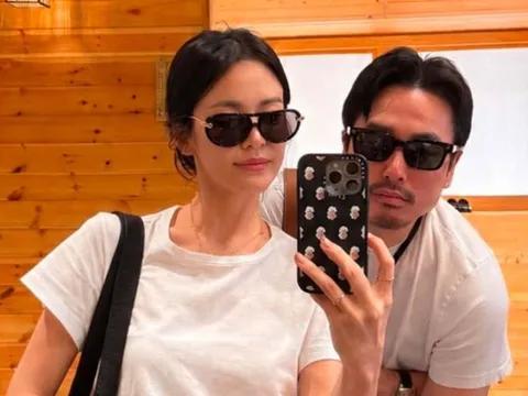 Danh tính người đàn ông thân thiết bên Song Hye Kyo