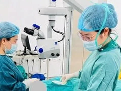 Người đàn ông Lào thoát nguy cơ mù lòa sau khi sang Việt Nam mổ mắt