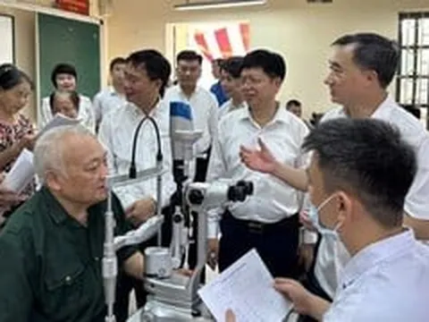 Bệnh viện Mắt Sông Cầu Bắc Ninh khám, tặng quà gần 1.000 người có công dịp 27/7