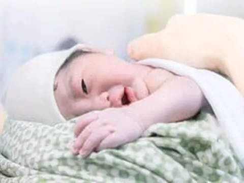 Tìm thấy tinh trùng trong nước tiểu, người đàn ông 57 tuổi lần đầu được làm cha