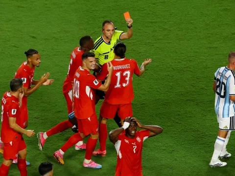 FIFA bảo vệ thẻ đỏ gây tranh cãi của Embolo
