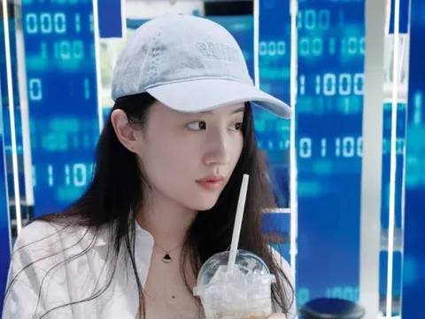 Lưu Diệc Phi để lộ mặt mộc trắng bóc, được khen trẻ như gái đôi mươi