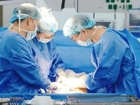 Ca phẫu thuật 'kép' cứu sản phụ mang khối u xơ tử cung lên tới 10cm tại đảo Ngọc