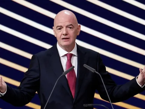 UEFA đẩy căng thẳng với FIFA lên đỉnh điểm